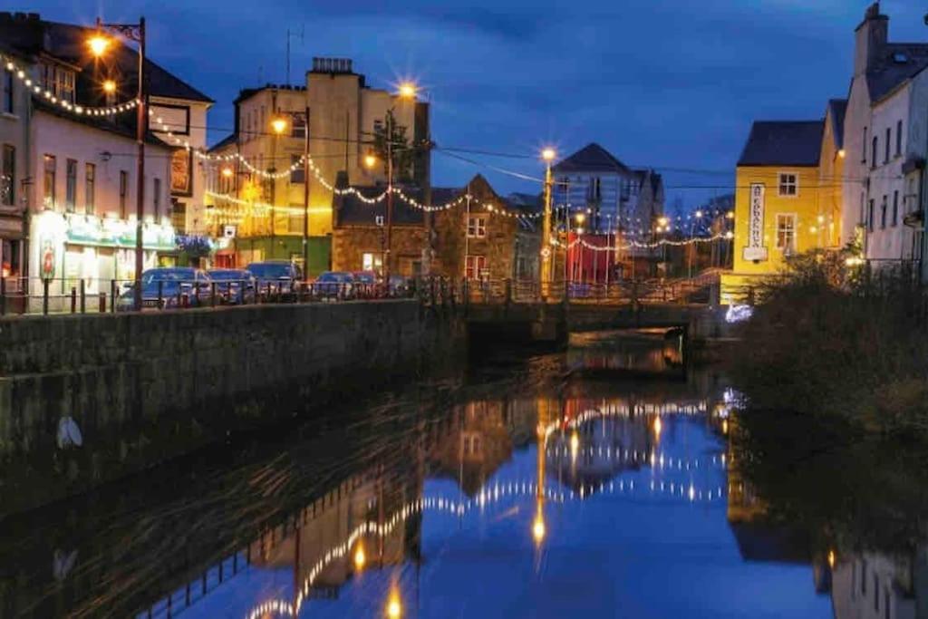 Modern Canal View Home, In City Centre, Sleeps 8 ゴールウェイ エクステリア 写真