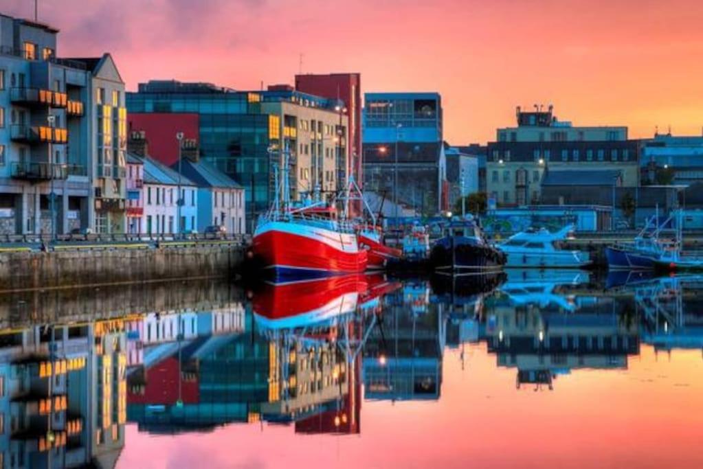 Modern Canal View Home, In City Centre, Sleeps 8 ゴールウェイ エクステリア 写真
